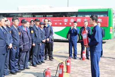 筑牢安全防线：崂山巴士开展消防实战演练