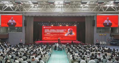 “当代雷锋”郭明义走进青岛黄海学院
