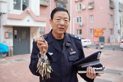钥匙串添“新成员”，全国“最美基层民警”马怀龙收到了第49把钥匙