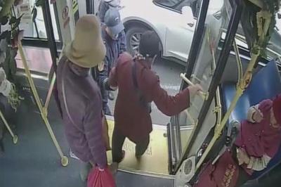 搀扶、等待……青岛巴士驾驶员暖心举动传递城市温度