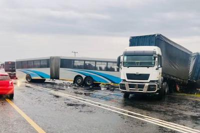 南非自由州省两车相撞，已致10死多伤