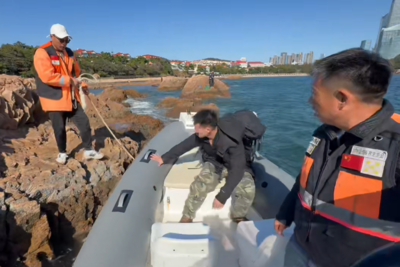 与海浪赛跑！游客涨潮时被困礁石，青岛4名救援队员12分钟成功救离
