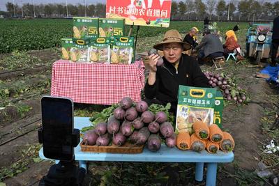 “沾泥土带露水”式直播、一小时接千单！即墨区“网红”书记直播助农增收