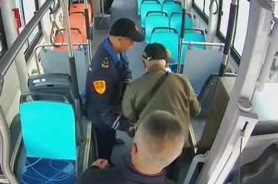 十米车厢流淌城市温度，青岛巴士驾驶员敬老善举获赞