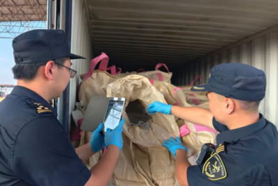 黄岛海关退运禁止进境洋垃圾120吨