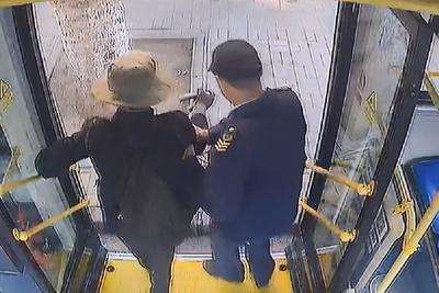 微光如炬！青岛巴士驾驶员善行义举点亮特殊群体出行路