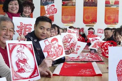 非遗剪纸巧融反诈知识，李沧公安联合社区筑起“防诈墙”