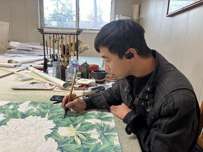 巨野县鲁西书画院：放下锄头拾起画笔，留守妇女也能绘就人生“国色天香”