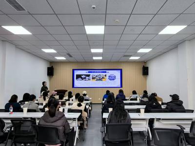 将崂山方言元素融入青花瓷绘制！蓝岸馨苑社区联合崂山区妇联举办女性赋能活动