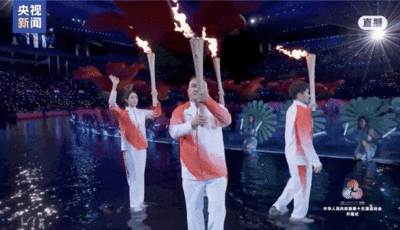 唯一非运动员火炬手，为何是他？