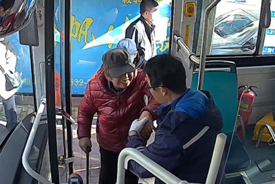 十米车厢变身暖心驿站！青岛巴士驾驶员温情守护特殊乘客出行路