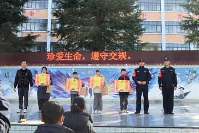 小学生拾金不昧被民警奖励练习册，拿到后表情亮了