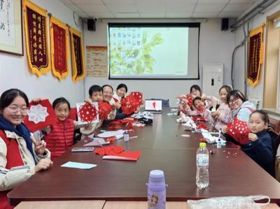 探索“非遺+科技”新模式！仙游路社區(qū)舉辦“紙韻非遺 AI創(chuàng)美”剪紙美育手工活動