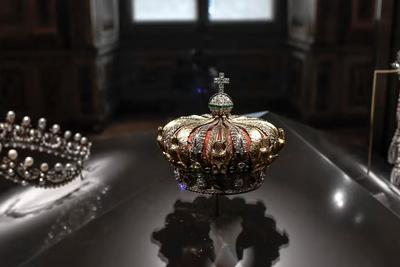 卢浮宫馆长称在劫案中受损的皇冠将修复重展