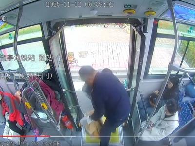 青岛公交车里，老人掏出10元钱塞给司机被婉拒……