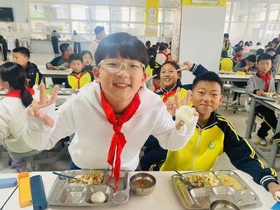 “小食堂”托举“大民生”：城阳区后桃林小学推动学校精细化管理升级