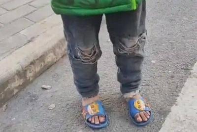 官方回应“女孩寒冬穿拖鞋捡食”：正安排入学并办理低保