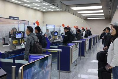 今天，青岛机场迎来首批免办边检查验手续过境游客