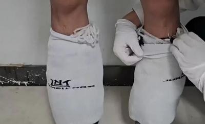 神操作！双腿绑藏各色水晶珠串40捆入境，被海关查获