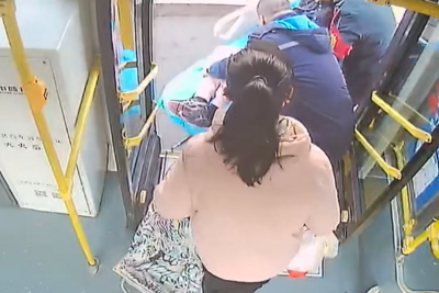 六旬老人车厢晕倒……危急时刻，青岛巴士司机递上速效救心丸