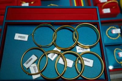 女子一口气购买130克黄金！店主报警