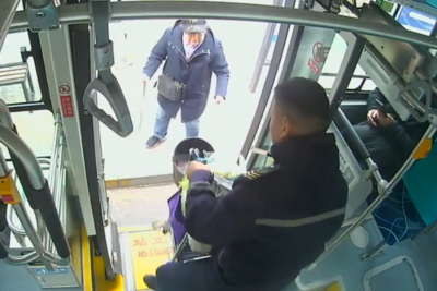 帮提行李、耐心等待……青岛巴士司机善行义举为寒冬增添暖意