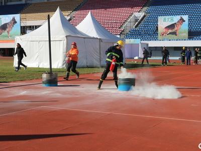 油盆灭火、两带一枪、百米负重跑……青岛40余支微型消防站队员比拼技能！