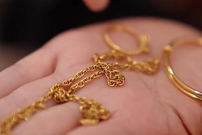 警惕黄金扒皮术！女子免费洗金手镯被偷走5克