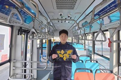 定格秋日的小美好！青岛巴士装扮“银杏主题车厢”