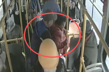 司机乘客民警发起爱心接力，青岛巴士这趟首班车满载敬老温情