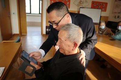 警惕AI“收割” 银发族：从养生到理财，这些陷阱要当心