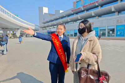 帮扶乘客、热心指引、清扫卫生……青岛这些青年志愿者用行动传递城市温暖