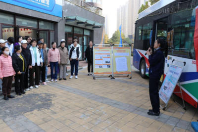 沧口街道联合公交、热力公司开展“温暖车厢进社区”活动，送服务暖民心