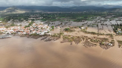 希腊东北部多座岛屿遭暴风雨袭击