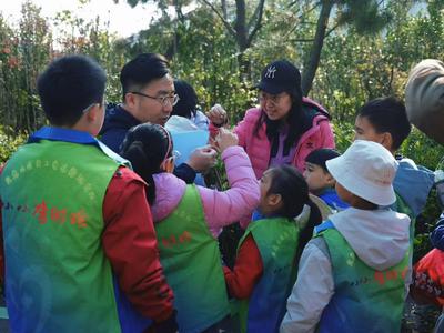 “小小李时珍--中医药传统文化进校园”志愿服务项目“中医药实景课堂”开课啦