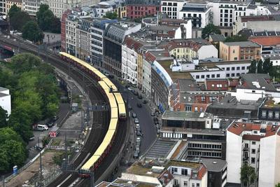 德国柏林约20所学校遭袭击威胁，警方发起调查