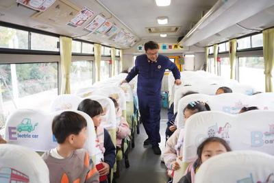 从119到365！青岛“大鼻子”校车打造移动安全教育课堂
