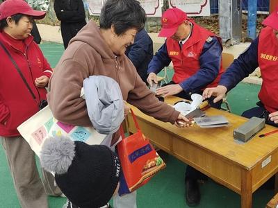 “萤火之光”点亮便捷生活！城阳巴士携手社会服务组织开展志愿服务