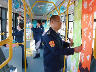 “阅读会发芽 想象会开花”！青岛“拾光书驿”主题巴士亮相