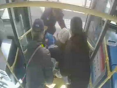 老人出行不便，青岛巴士驾驶员暖心帮扶