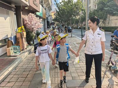 传递城市文明与温度！青岛十米车厢频现暖心场景