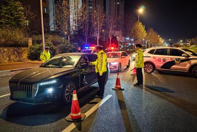 冬季守护 | 严管严查货车超载、飙车炸街……青岛持续开展交通违法行为整治