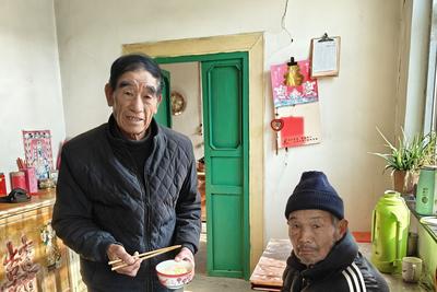 32载，情深一“诺”一生！青岛这位老人为智力残疾兄长撑起温暖港湾