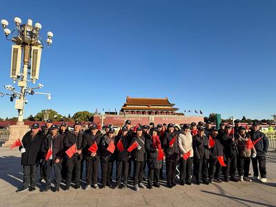 现场评丨带26名老人游北京，山东这位村支书有想法