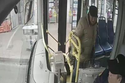 关爱老人、礼让行人……青岛巴士驾驶员又做好事了！