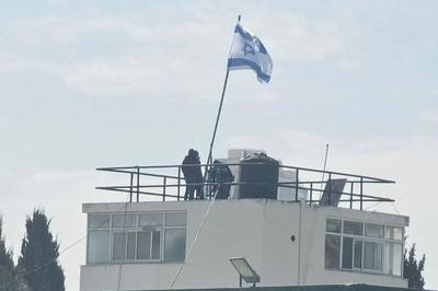 以军强闯联合国近东救济工程处办公地，还升起国旗