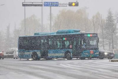 “本以为第一个上车的是他的孩子，没想到每一个都是他的孩子！”
