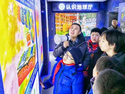 市北区第二实验小学走进海洋地质科技馆探寻深海奥秘