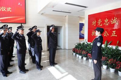 女儿接过父亲生前的警号，“145181”欢迎归队