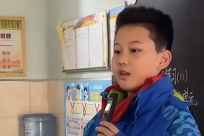 校服被写侮辱性文字，遭起哄嘲笑，9岁男孩勇敢发声！